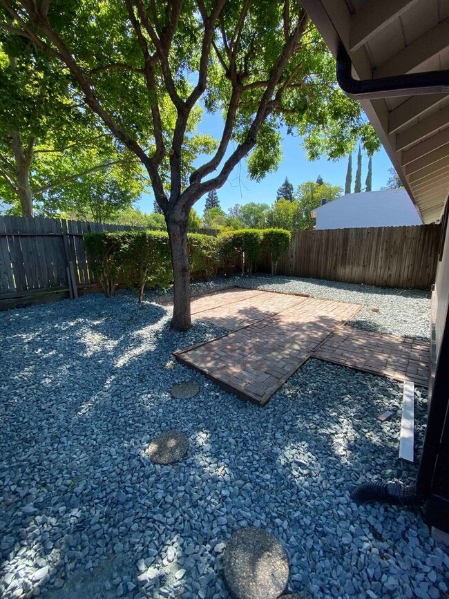 Foto del edificio - Gorgeous Remodeled 2 Bed In Citrus Heights