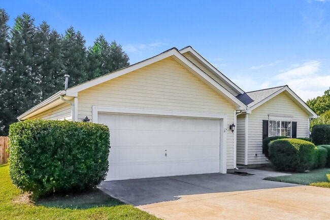 Building Photo - 135 Winborne Dr