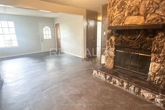 Building Photo - $0 Deposit! 3 Bedroom/1 Bathroom Home in M...