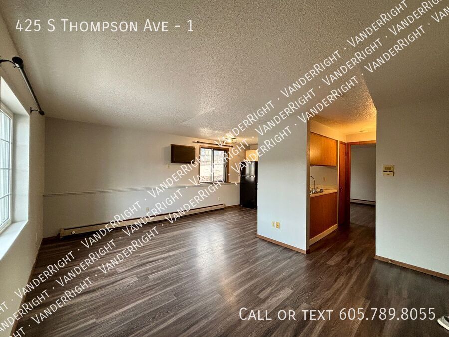 Foto principal - Charming 1 Bedroom With Walk-In Closet!