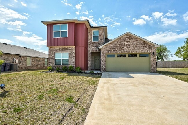 Building Photo - Massive 4BD/2BTH and 2 Car garage Home! Ri...