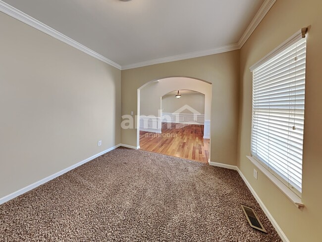 Foto del edificio - 586 Creek Valley Ct