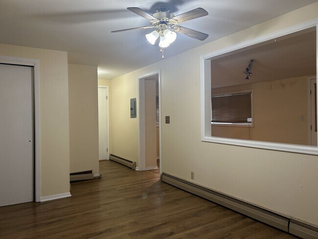 Building Photo - 3 Bedroom 2 Bath Single Family Home