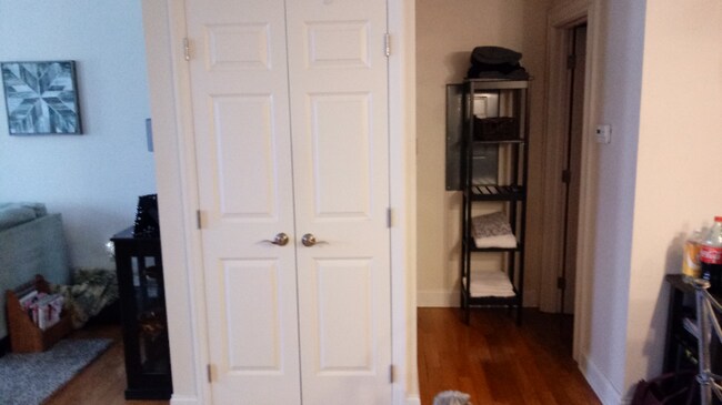 Building Photo - 152 Hallock St