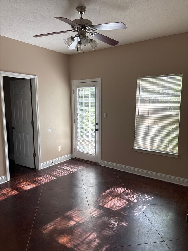 Foto del edificio - Charming 3-Bedroom, 2-Bathroom Duplex in Gulfport, MS