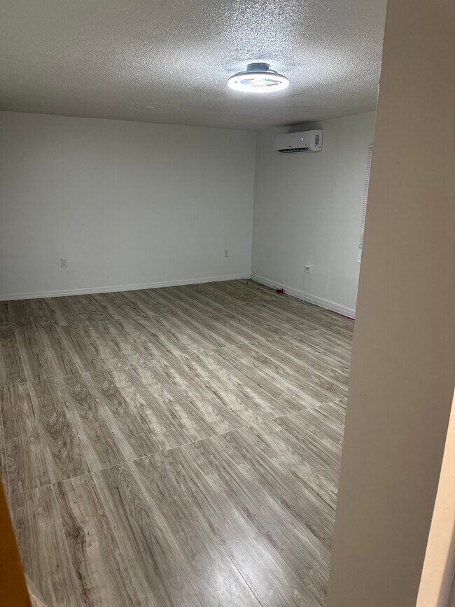 Sala de estar - 645 W 12th St