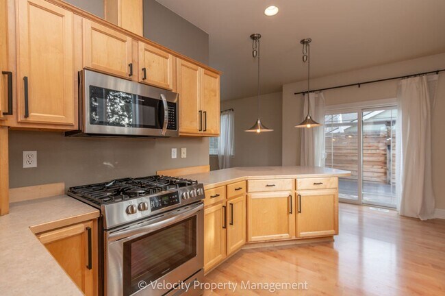 Foto del edificio - Beautiful Home with lovely backyard & RV Pad and more!