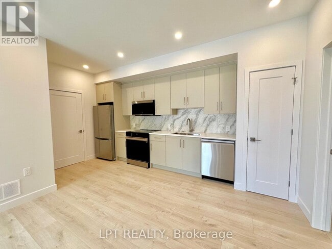 Building Photo - 254 Garneau St