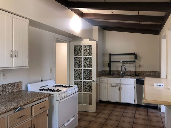 Building Photo - 526 S San Antonio Ave
