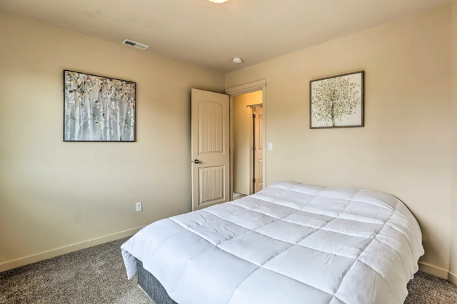 Building Photo - 871 NE Locksley Dr
