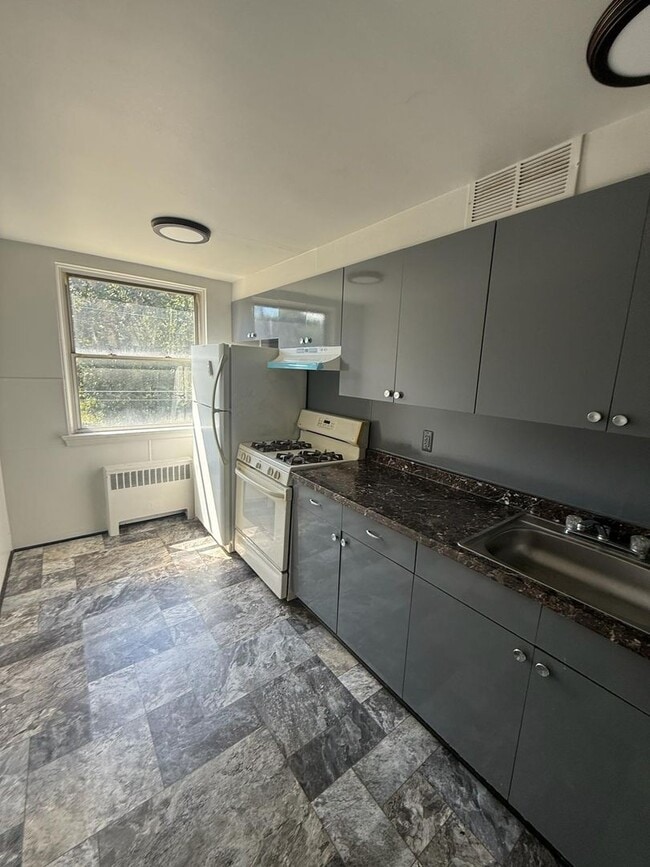 Building Photo - 4061 Comly St