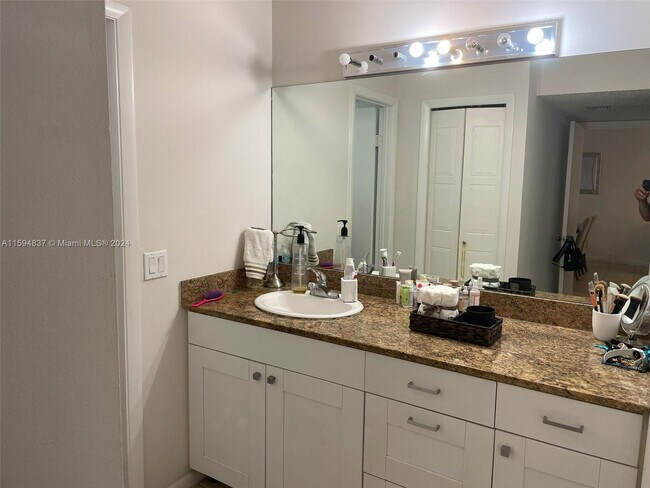 Foto del edificio - 405 Lakeview Dr