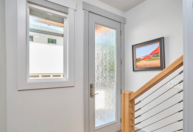 Private entrance - 631 Linfield Dr