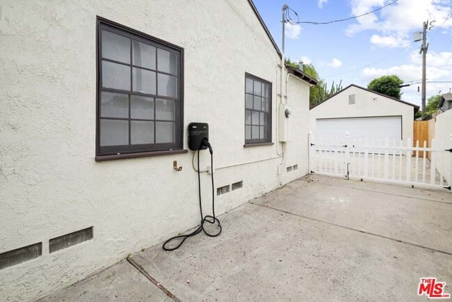 Building Photo - 4753 Saloma Ave