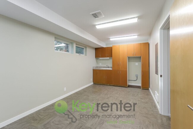 Foto del edificio - Modern Seattle Home Featuring Hardwood Floors and Style