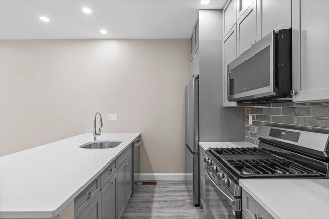 Building Photo - 769 E 6th St