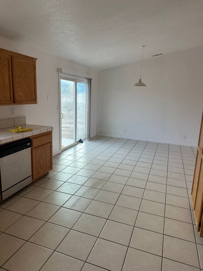 Foto del edificio - Charming 3 Bed, 2 Bath Home in Hesperia - Perfect for Your Family!