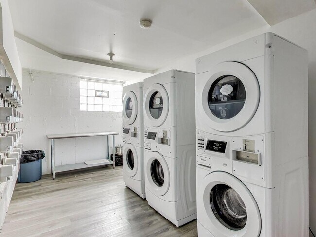 Foto del edificio - 7250 N Western Ave