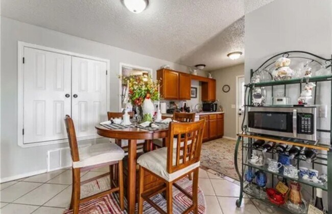 Foto del edificio - 2 bedroom 1 bath duplex with 1 car garage