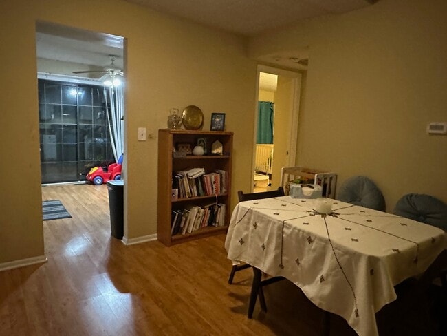 Foto del edificio - 1504 W Jefferson Ave