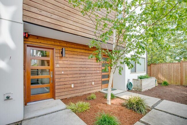 Building Photo - Stunning Judkins Townhome!