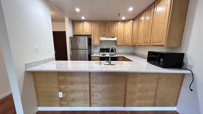 Kitchen opens to Living Room - 725 Mariposa Ave