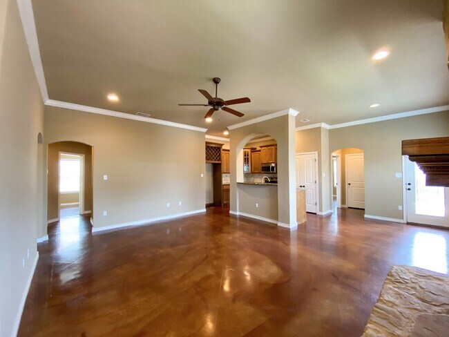 Building Photo - 4  Bedroom Single Famly Home Available Now!