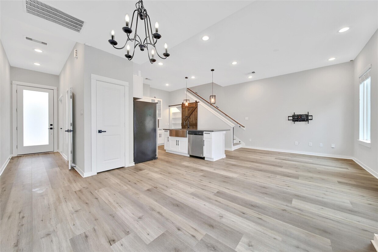 Foto principal - 6727 Parker Oaks Ln
