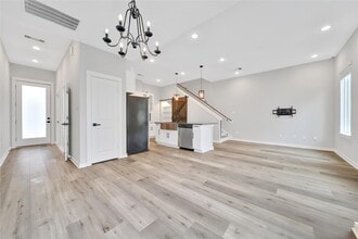 Building Photo - 6727 Parker Oaks Ln