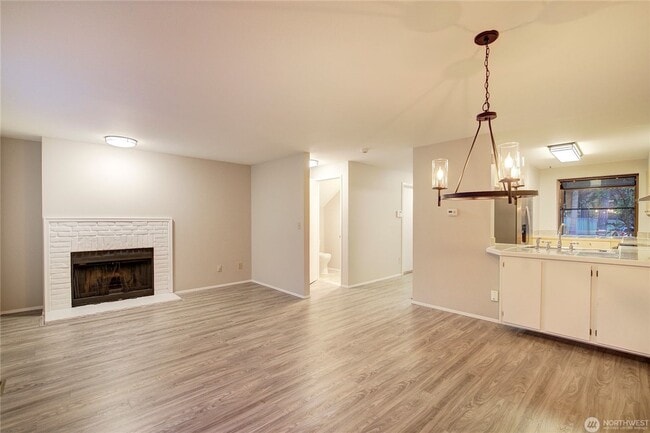 Building Photo - 2Bd/1.5Ba Kirkland Townhome