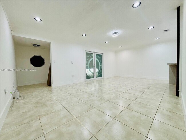 Foto del edificio - 8561 Claridge Dr