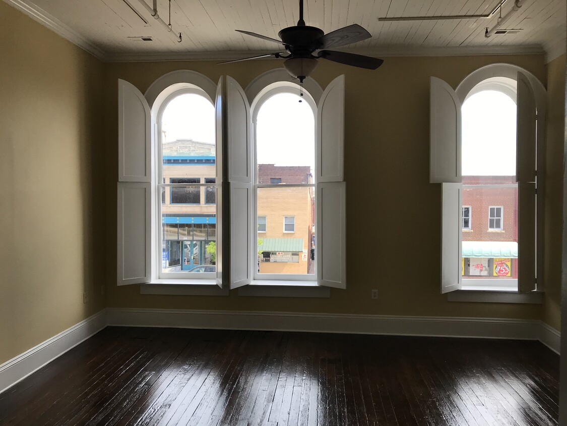 Primary Photo - 111 E Innes St