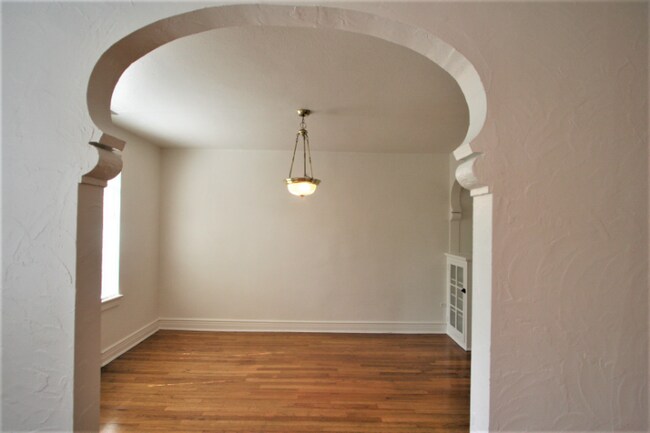 Building Photo - 1407 E 10th Ave