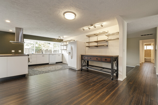 Building Photo - 14750 NW Ridgetop Ct