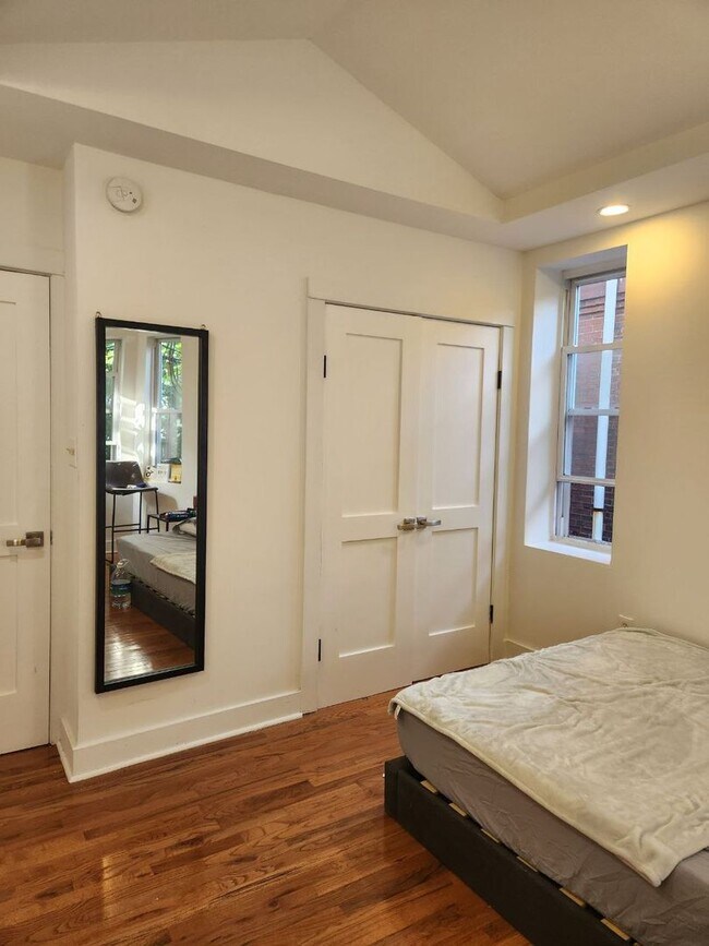 Building Photo - Bright and spacious three bedroom unit in a great location in Brewerytown