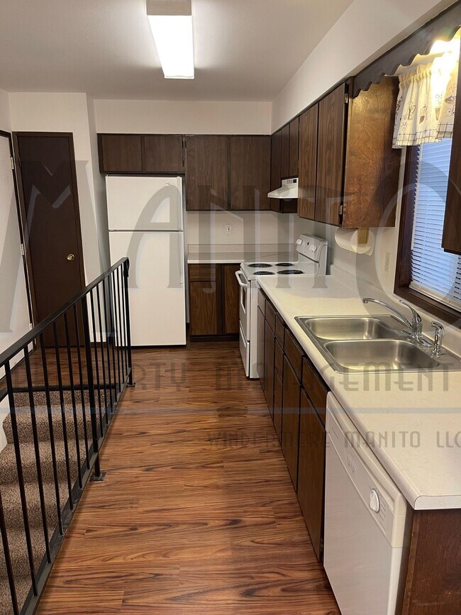 Building Photo - Large Clean Duplex
