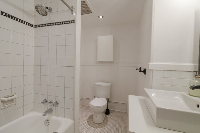 Photo du bâtiment - 1245 Rue St Marc