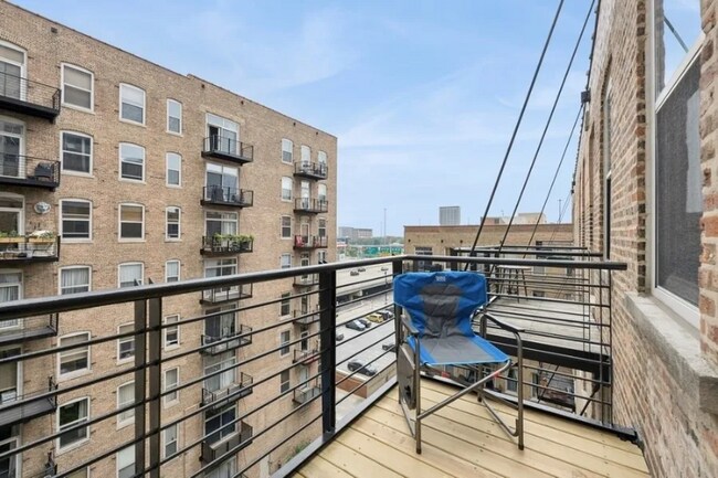 Building Photo - 420 S Clinton St