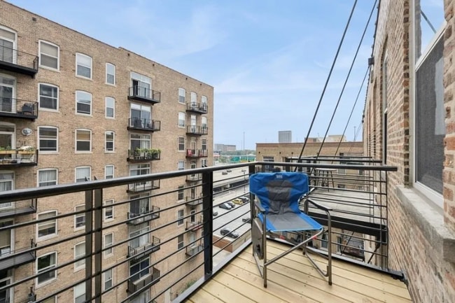Building Photo - 420 S Clinton St