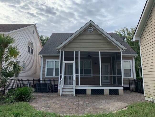 Building Photo - Charming two story home on a tree lined st...