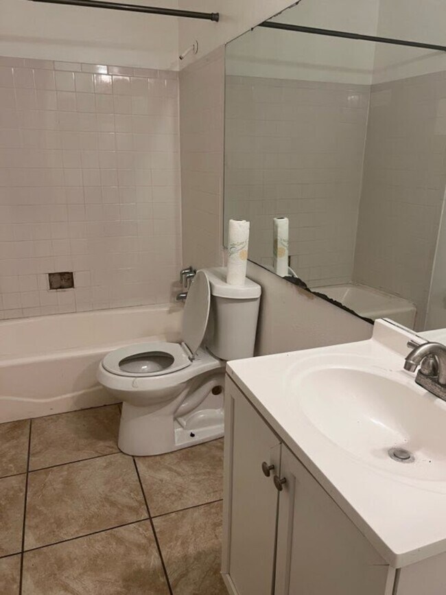 Building Photo - 513 Greenview Terrace Apartment A