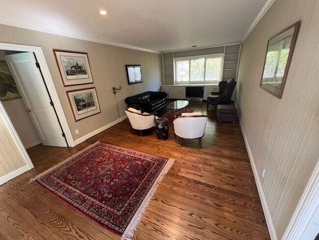 Building Photo - 723 Laurelwood Dr