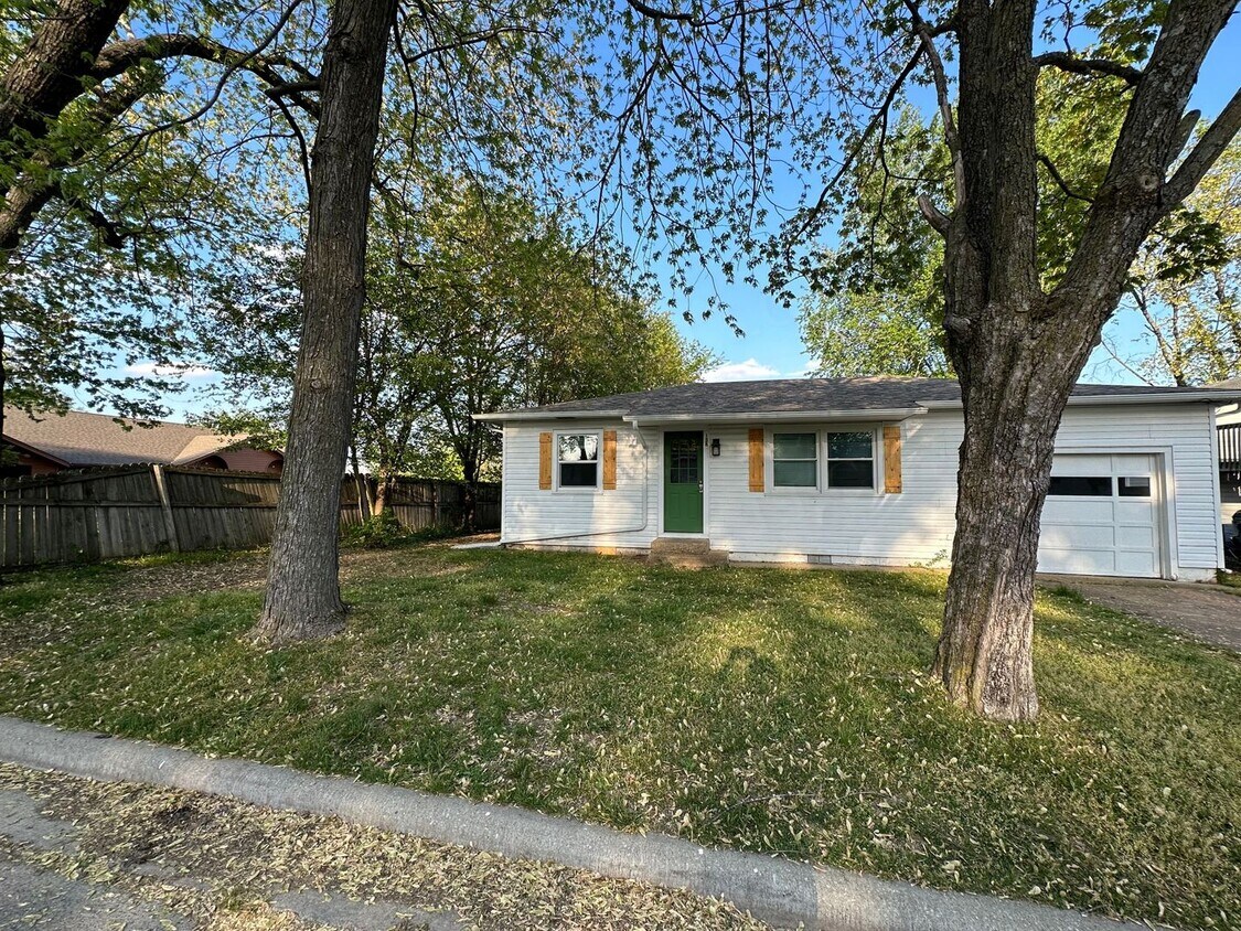 Foto principal - 2 bed, 1 Bath house in Bolivar, Mo! Call Q...