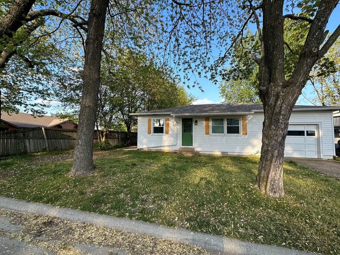 Primary Photo - 2 bed, 1 Bath house in Bolivar, Mo! Call Q...