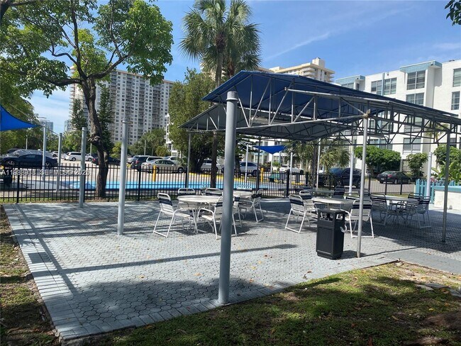 Foto del edificio - 17620 Atlantic Blvd