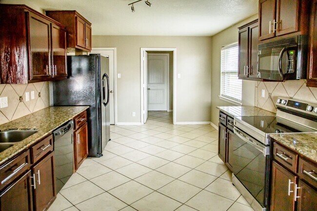Foto del edificio - For Lease – $2,100/month | $2,250 Security...