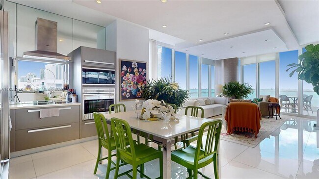 Building Photo - 2020 N Bayshore Dr