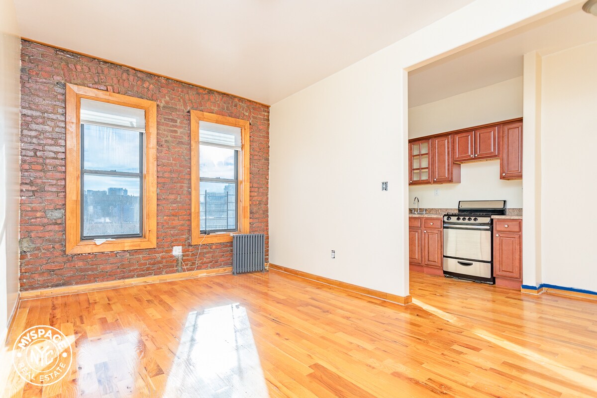 Primary Photo - 650 Crown St