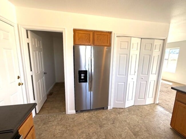 Building Photo - 3 bedroom house in Spring Creek with garage