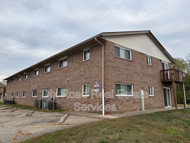 Building Photo - 417 Sycamore Rd